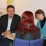 Marcus Krüger (rechts) und Birgit Bürkin (links) helfen Ratsuchenden im Sozialbüro Main-Taunus.