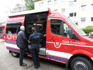 Dirk Koch (im Fahrzeug) und Wehrführer Frankf Christian (rechts) erklären Bürgermeister Mathias Geiger den ELW.