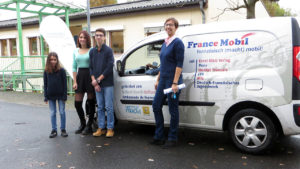 Lilian, Kimon und Mina, drei Schüler, die bereits mit Spaß Französisch lernen und die Lehrerin Maryna Bidenko.