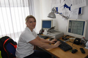 Zwischen den Einsätzen erledigt Rettungsassistentin Jennifer Braun adminstrative Aufgaben.