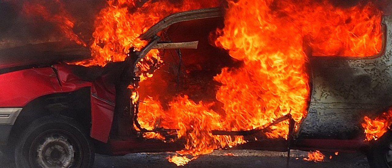 Symbolbild brennendes Auto