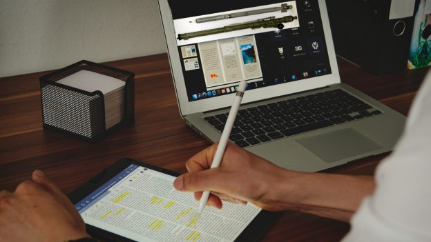 Mann arbeitet im Homeoffice