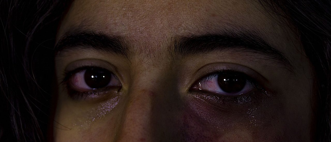 Traurige Augen einer geschlagenen Frau - Häuslische Gewalt