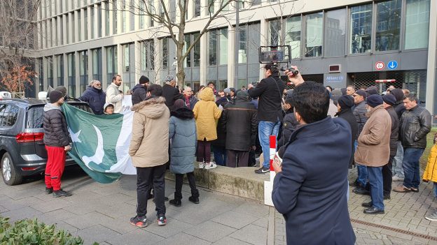 Demonstranten lauschen dem Redner