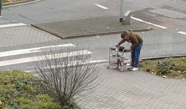 Mann mit Messinstrumennten