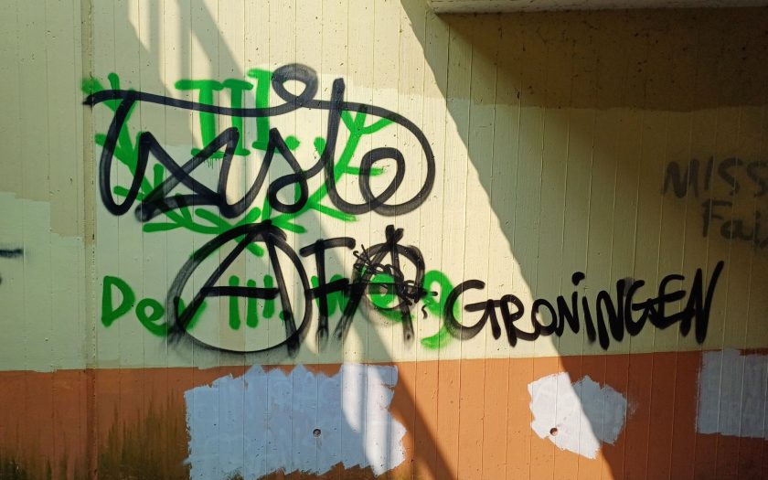 Politische Graffiti und Schmierereien in der Unterführung