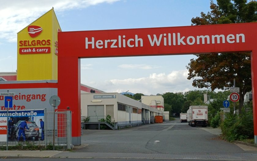 Einfahrt zum Großmarkt Selgros