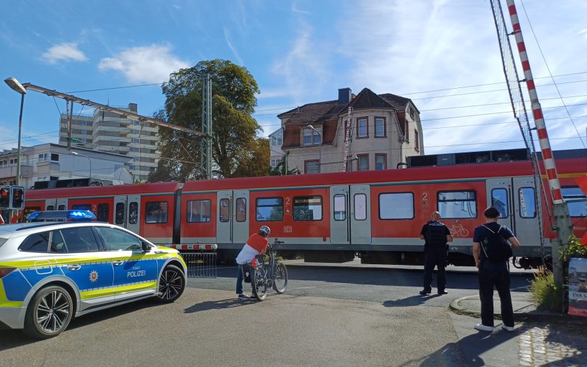 Bahnübergangsanlage mit kaputter Schranke
